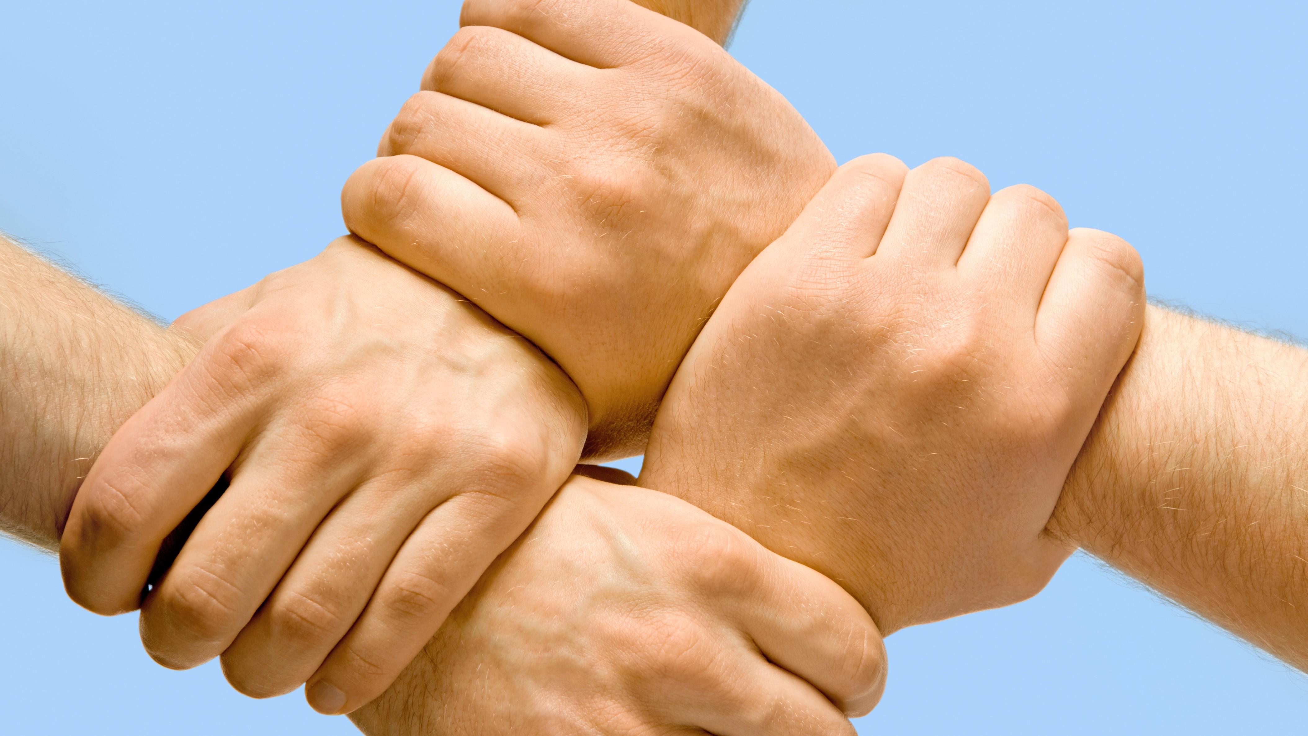 Поддержка людей в трудной ситуации. Дружеское рукопожатие. Рукопожатие друзей. Дружеская рука. Крепкое рукопожатие.