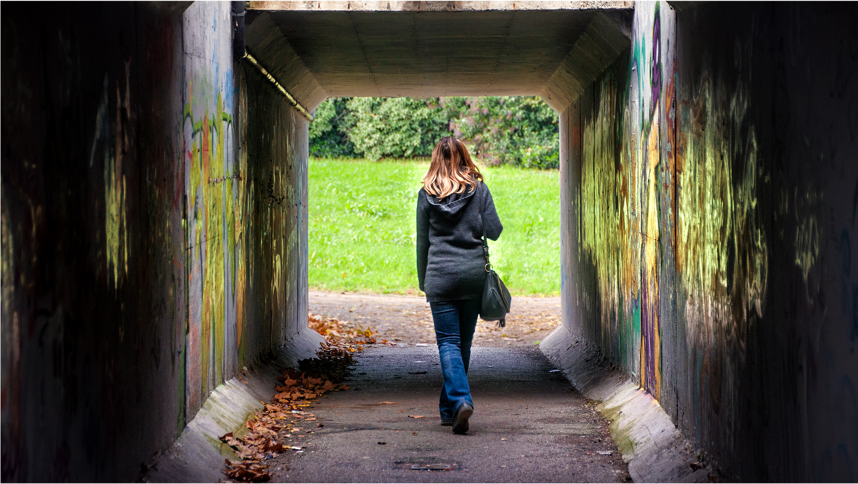 Прошедший сквозь. A girl goes through a tunnel.